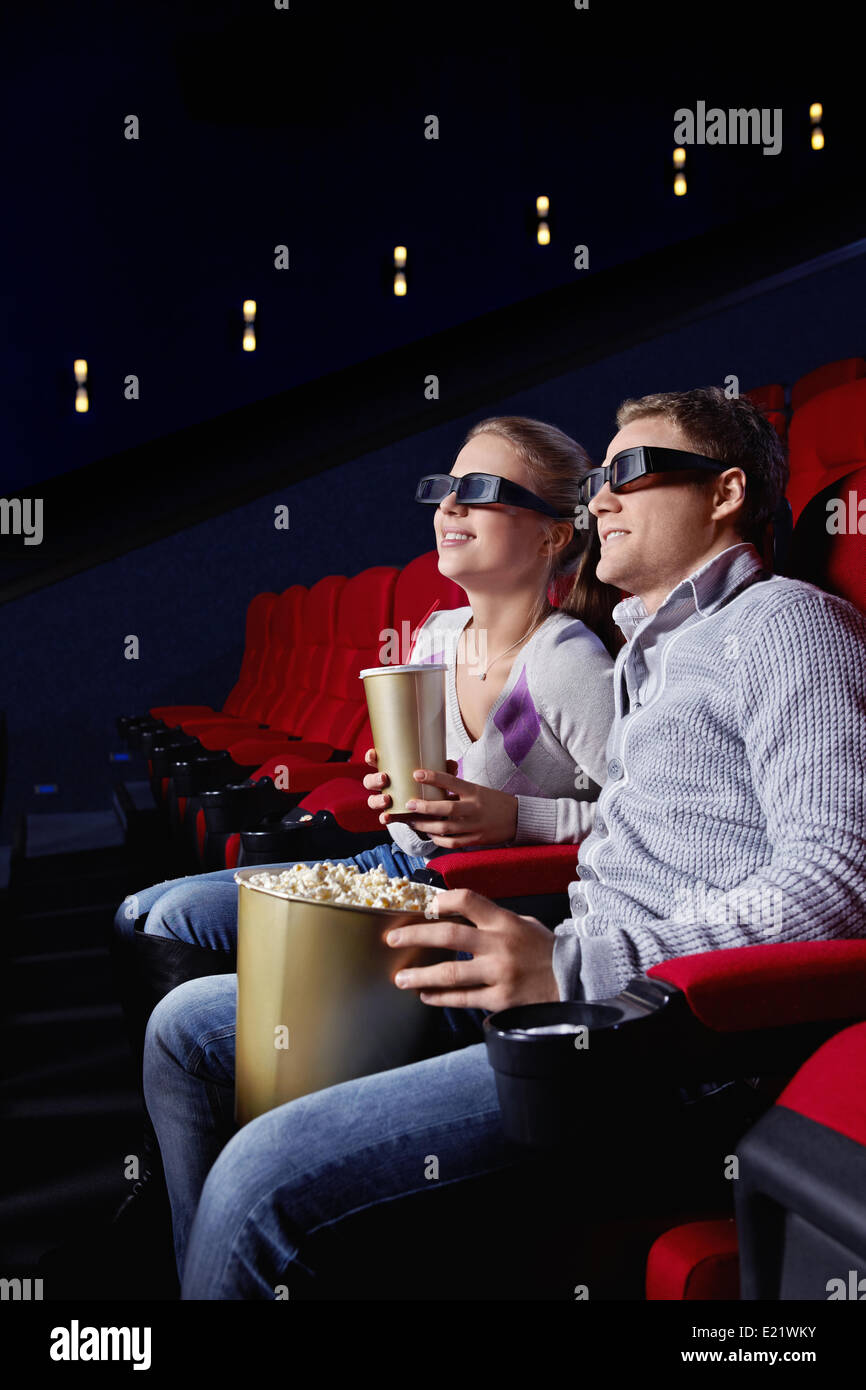 парочка в кинотеатре. азиаты в кинотеатре. кинотеатр в бутово парк 1. современный кинотеатр. люди в кинотеатре.