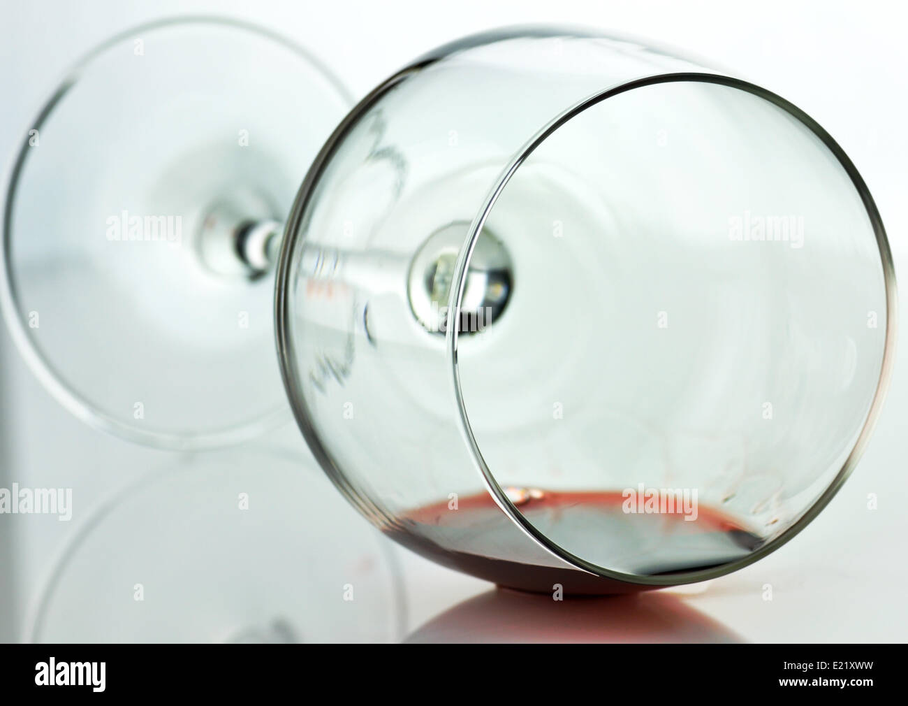 https://c8.alamy.com/comp/E21XWW/spilled-wine-glass-E21XWW.jpg