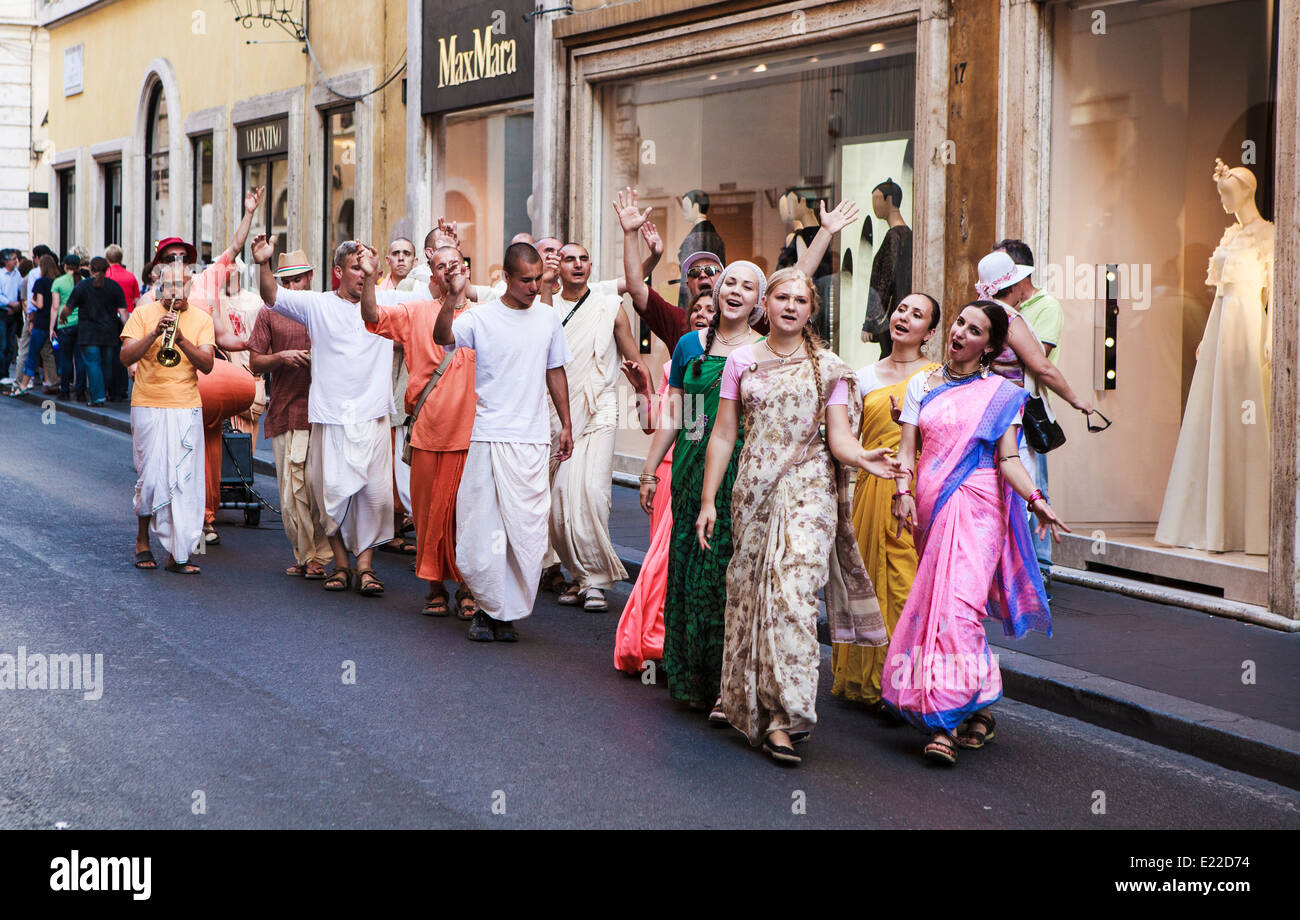 Membros não identificados de Hare Krishna cantando e dançando — Fotografia  de Stock Editorial © jrp_studio #12887668