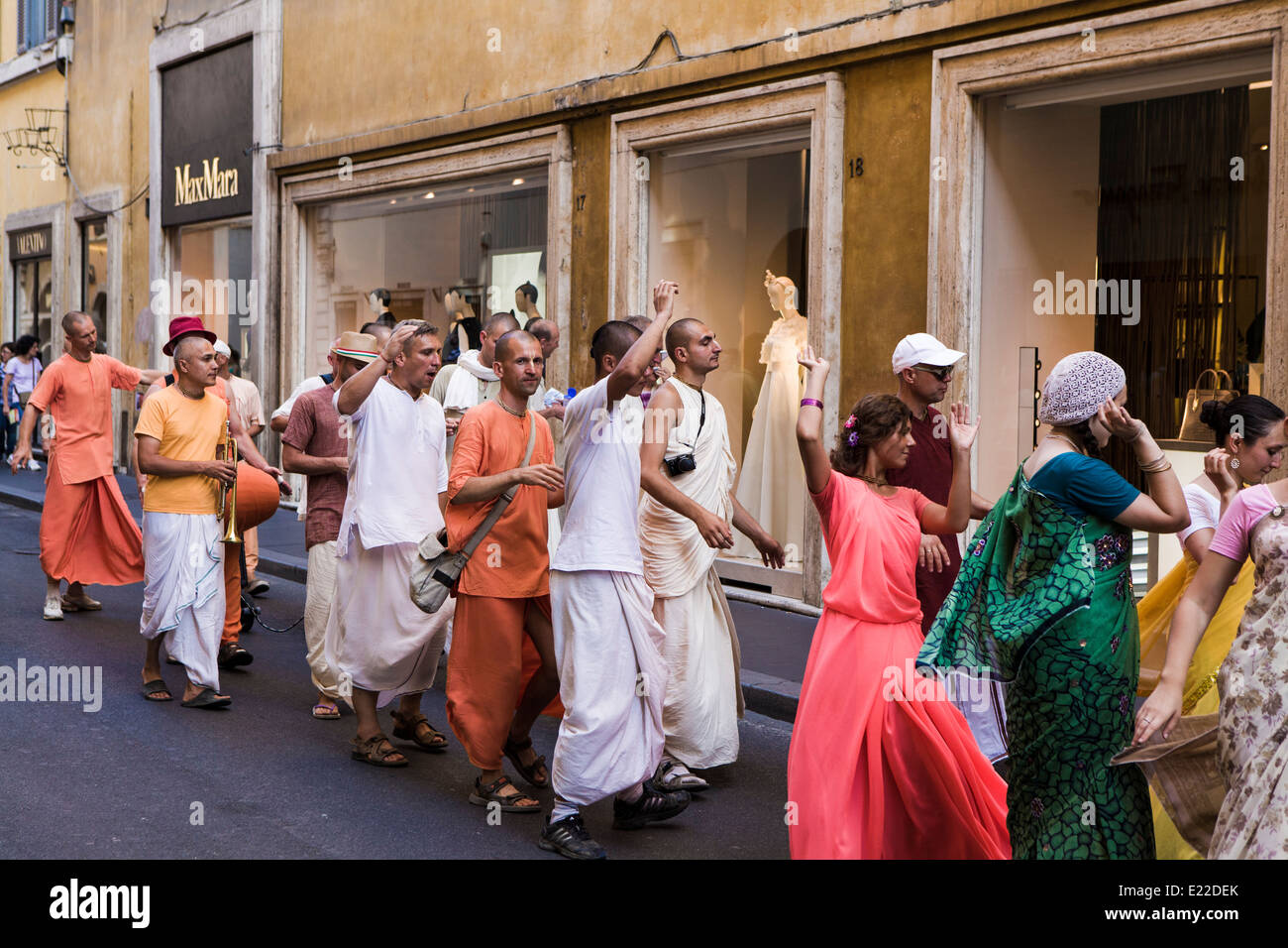 Foto de Festival Hare Krishna Na Avenisa Paulista São Paulo Brasil  Celebrando A Cultura Indiana Com Danças E Música e mais fotos de stock de  Adulto - iStock