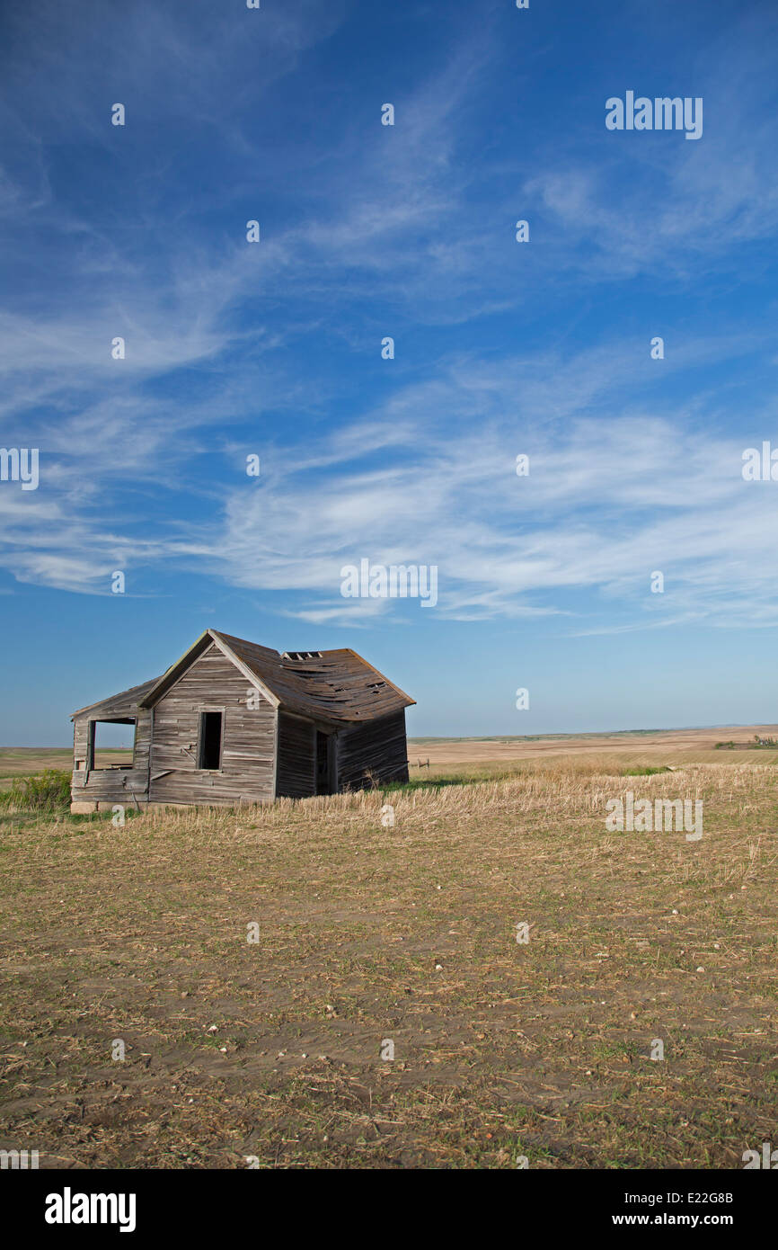 Watford City, North Dakota - An old, abandoned farmhouse on the North Dakota prairie. Stock Photo