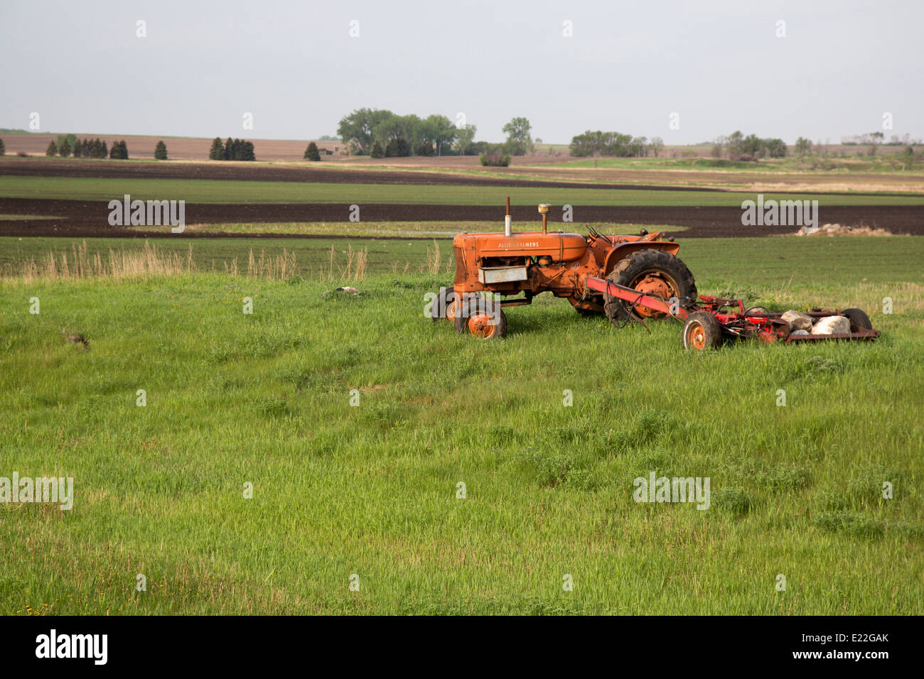Maddock, North Dakota - An antique Allis-Chalmers tractor in a farm field. Stock Photo