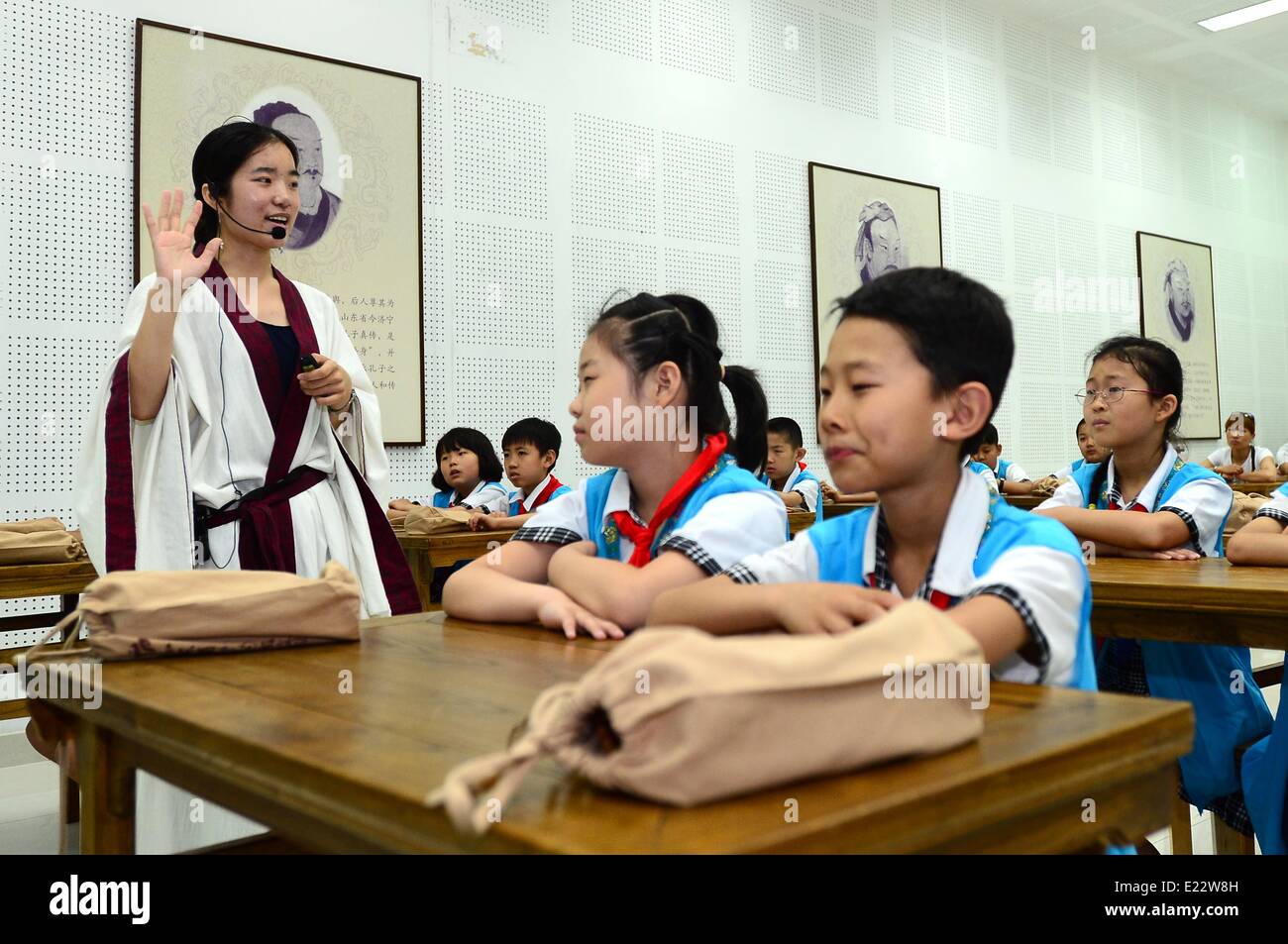 Jinan, China's Shandong Province. 14th June, 2014. A teacher tells stories about the Analects of Confucius during an event to mark the 9th China Cultural Heritage Day at the Shandong Museum in Jinan, capital of east China's Shandong Province, June 14, 2014. © Guo Xulei/Xinhua/Alamy Live News Stock Photo