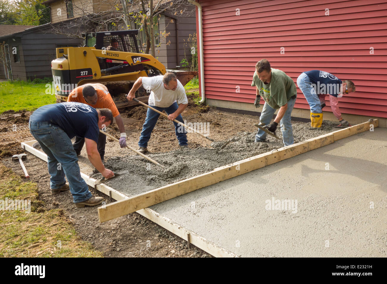 Worker leveling wet concrete hires stock photography and images Alamy