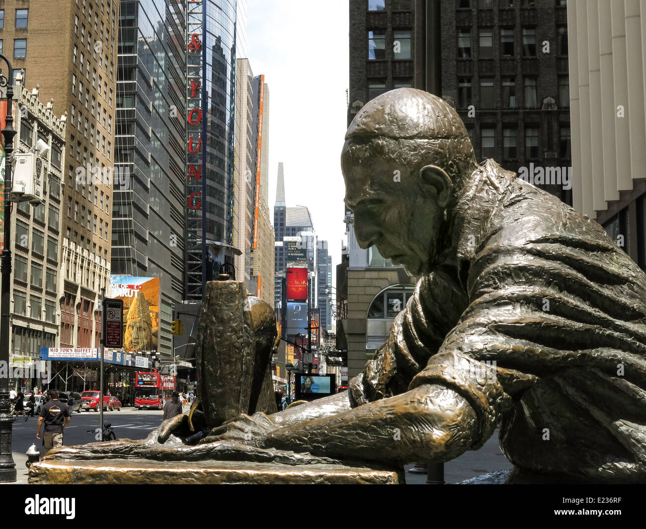 "The Garment Worker", Fashion District, NYC Stock Photo Alamy