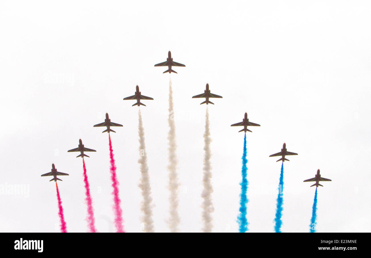 London, Britain. 14th June, 2014. The Red Arrows, the Royal Air Force Aerobatic Team, fly during the Trooping of the Colour annual birthday parade in London, Britain, 14 June 2014. Photo: Albert Nieboer -/dpa/Alamy Live News Stock Photo