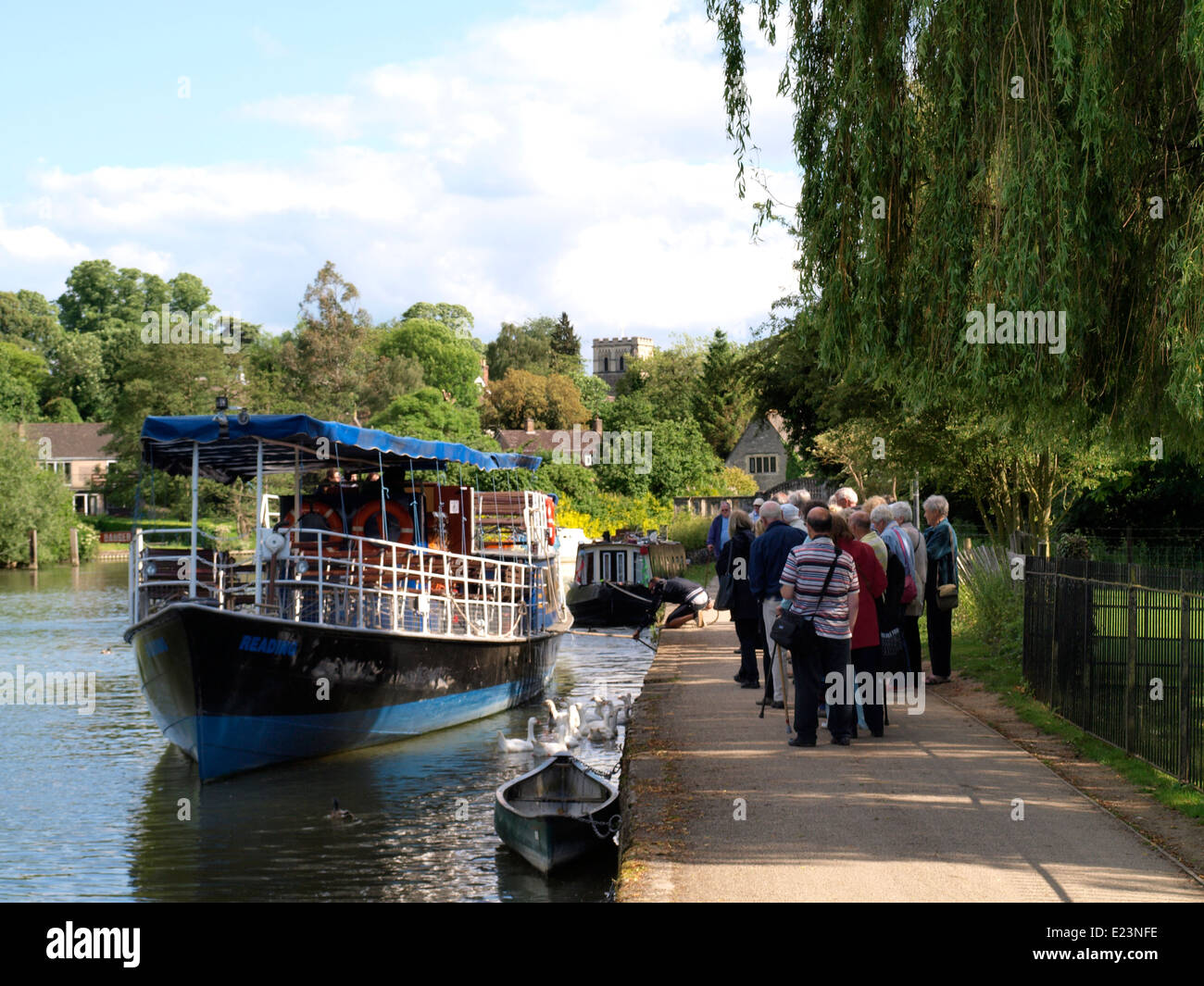 People waiting to board sightseeing riverboat for an evening cruise along the River Thames, Oxford, UK Stock Photo