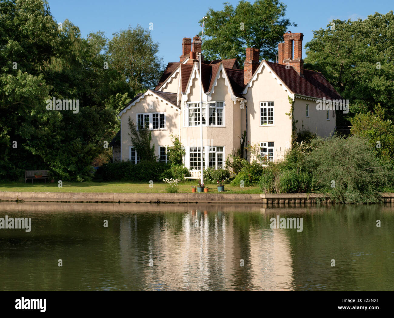 House on an island in the River Thames near Heyford Hill, Oxford, UK Stock Photo