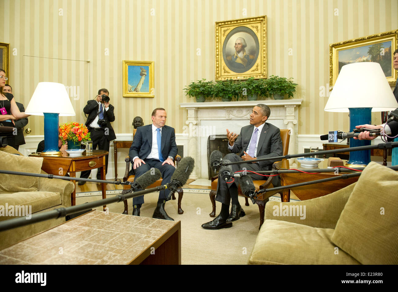 United States President Barack Obama Right Meets Reporters Following
