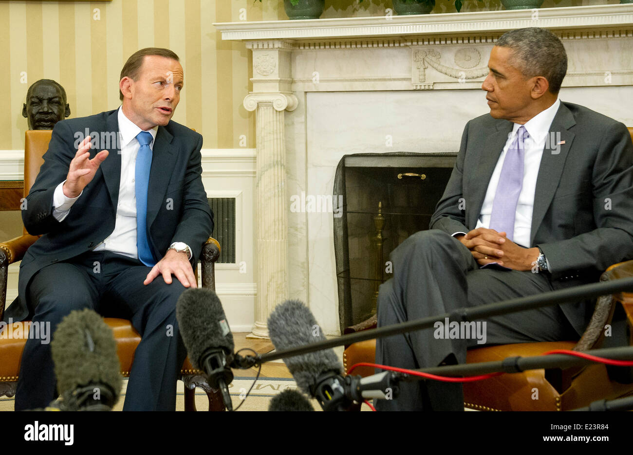 United States President Barack Obama Right Meets Reporters Following