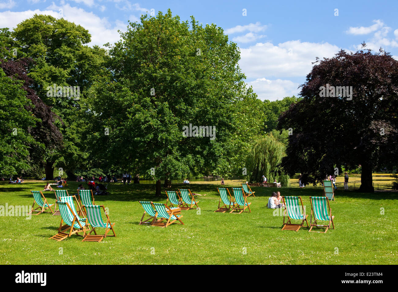Deck chairs in st jamess park hi-res stock photography and images - Alamy