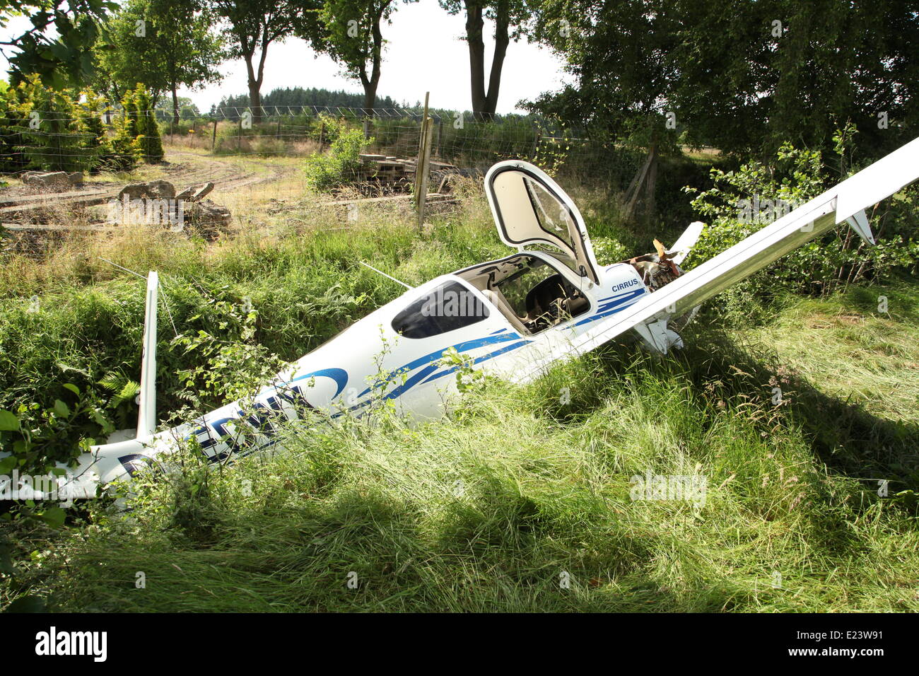 Westerstede-Felde, Germany. 15th June, 2014. A Cirrus SR20 small aircraft crashed after it approached for landing at the airfield in Westerstede-Felde, Germany, 15 June 2014. The four passengers suffered no harm. Photo: Florian Kater/dpa/Alamy Live News Stock Photo