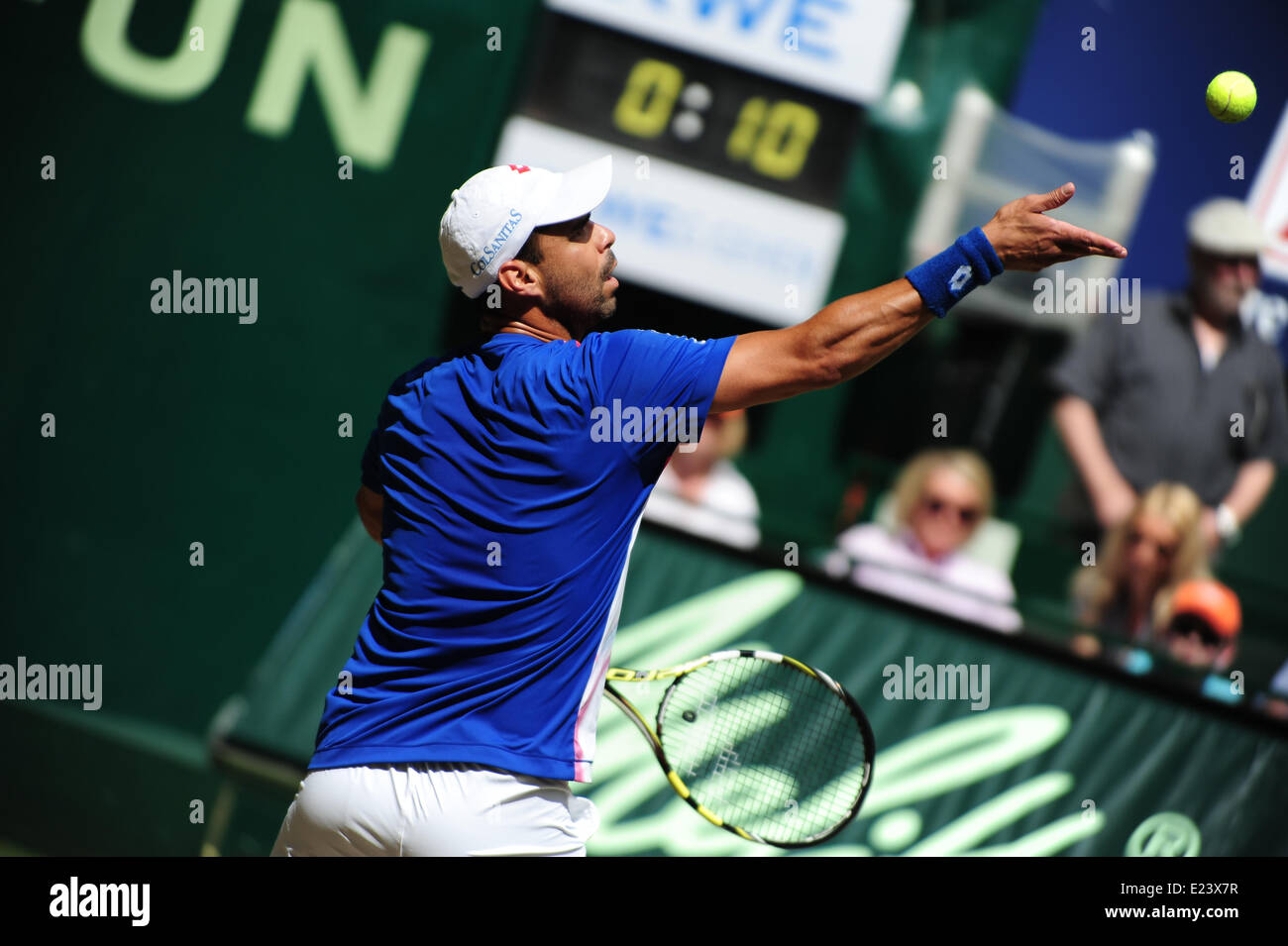 Halle (Westfalen), Germany. 15 June, 2014. 7 times Wimbledon champion Roger Federer wins his 7th title at the Gerry Weber Open defeating the world number 69 Alejandro Falla from Colombia 7:6 7:6. Photo: Miroslav Dakov/ Alamy Live News Stock Photo