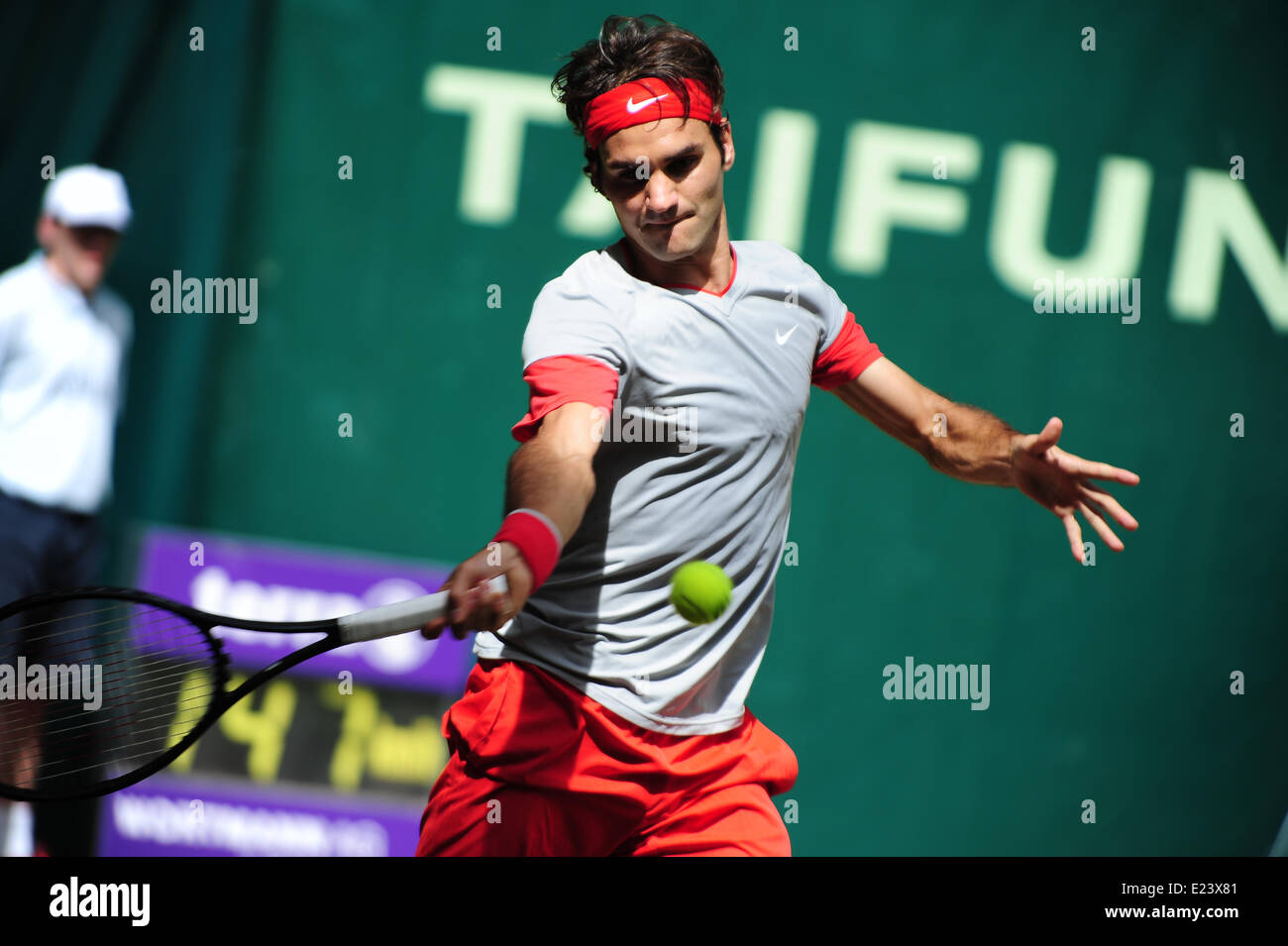 Halle (Westfalen), Germany. 15 June, 2014. 7 times Wimbledon champion Roger Federer wins his 7th title at the Gerry Weber Open defeating the world number 69 Alejandro Falla from Colombia 7:6 7:6. Photo: Miroslav Dakov/ Alamy Live News Stock Photo