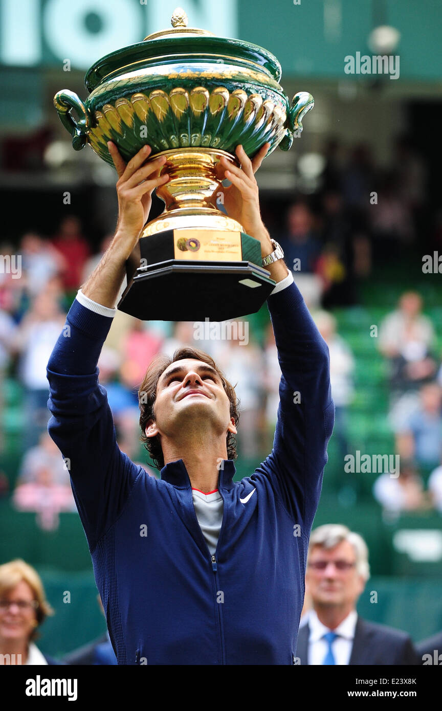 Halle (Westfalen), Germany. 15 June, 2014. 7 times Wimbledon champion Roger Federer wins his 7th title at the Gerry Weber Open defeating the world number 69 Alejandro Falla from Colombia 7:6 7:6. Photo: Miroslav Dakov/ Alamy Live News Stock Photo