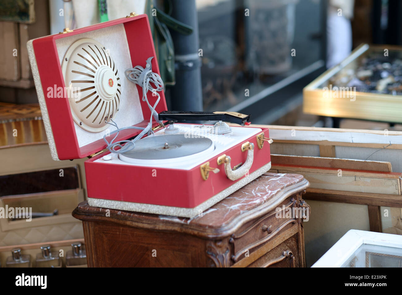 Paris fleamarket,  Les Puces de Saint-Ouen, showing and old red record player Stock Photo