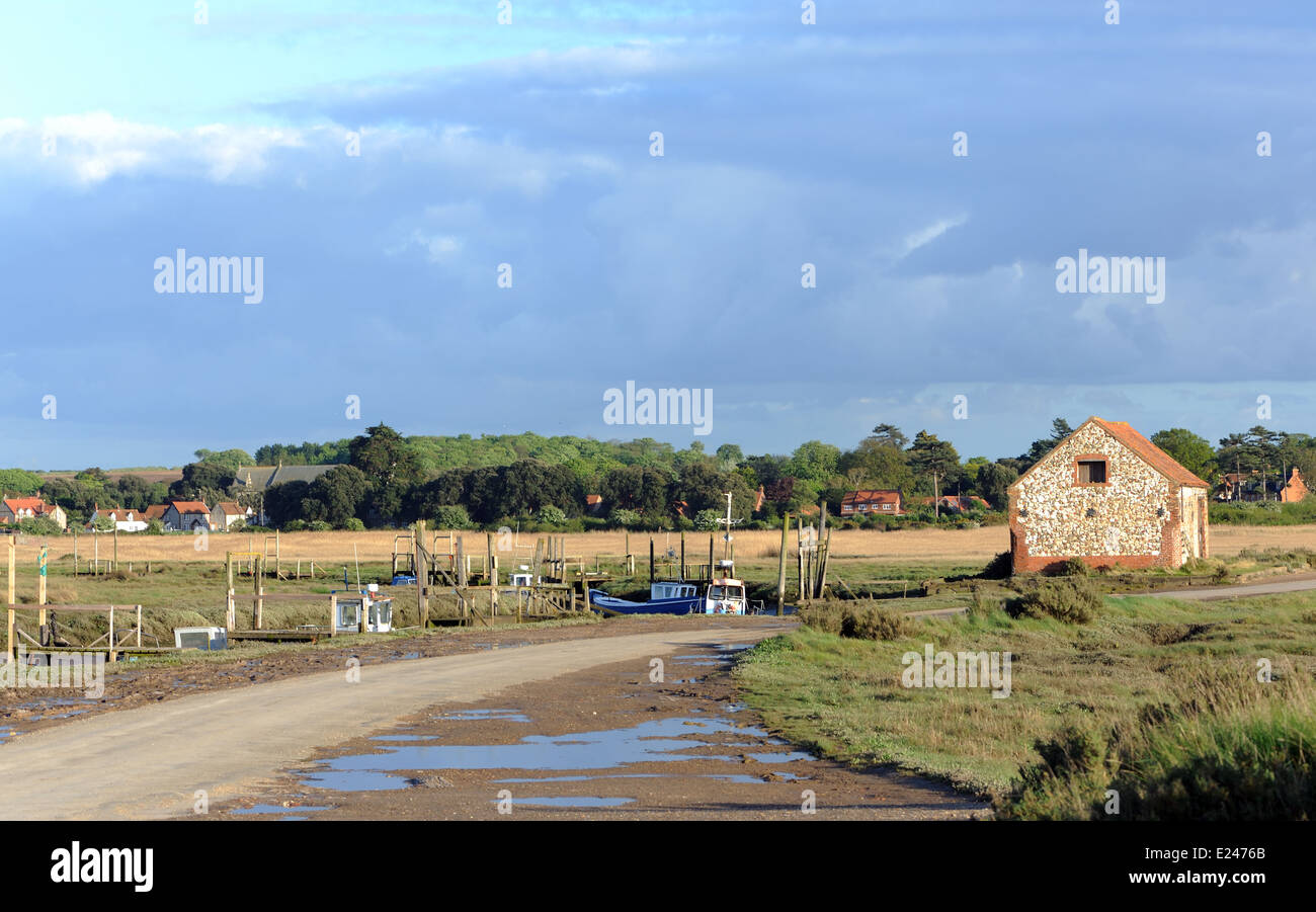 Barn and boats on the River Glaven. Blakeney, Norfolk, UK Stock Photo