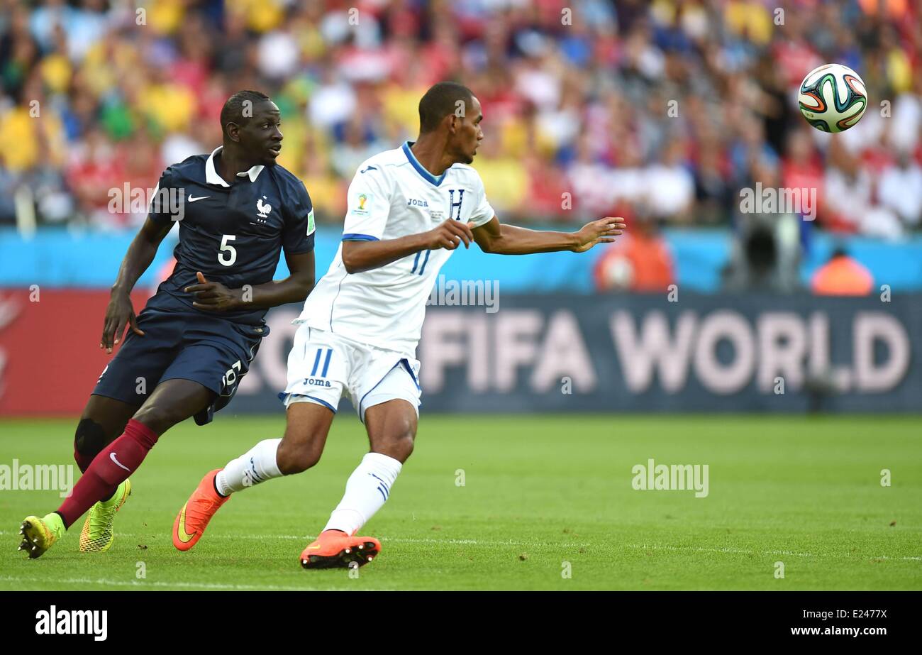 Porto Alegre, Brazil. 15th June, 2014. Frances Mamadou Sakho (L) challenges with Honduran Jerry Bengtson during a Group E match between France and Honduras of 2014 FIFA World Cup at the Estadio Beira-Rio Stadium in Porto Alegre, Brazil, June 15, 2014. Credit:  Action Plus Sports/Alamy Live News Stock Photo