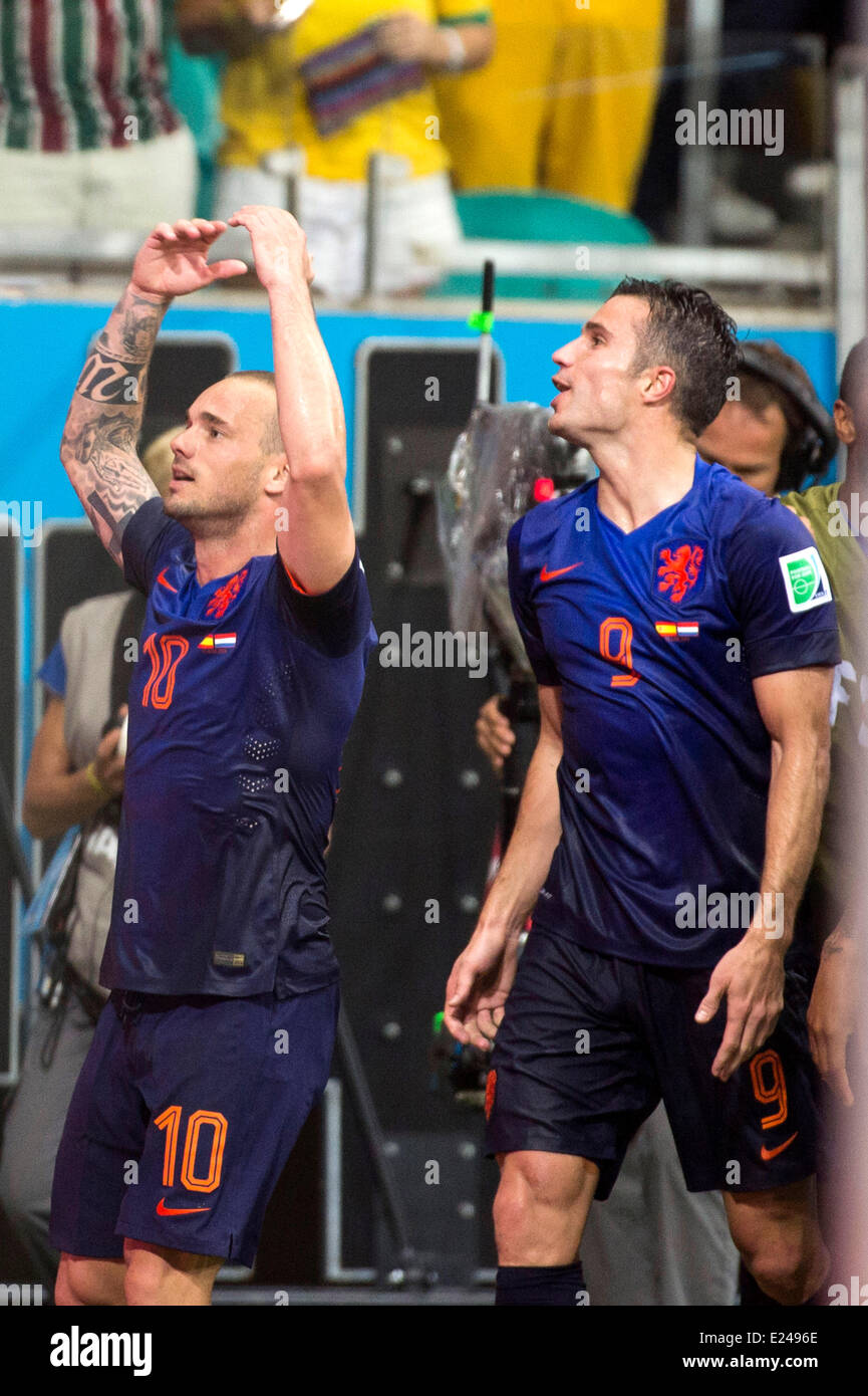 Salvador, Brazil. 13th June, 2014. (L-R) Wesley Sneijder, Robin van Persie (NED) Football/Soccer : Netherland's' Wesley Sneijder and Robin van Persie celebrate their side's fifth goal by Arjen Robben during the FIFA World Cup Brazil 2014 Group B match between Spain 1-5 Netherlands at Arena Fonte Nova in Salvador, Brazil . © Maurizio Borsari/AFLO/Alamy Live News Stock Photo