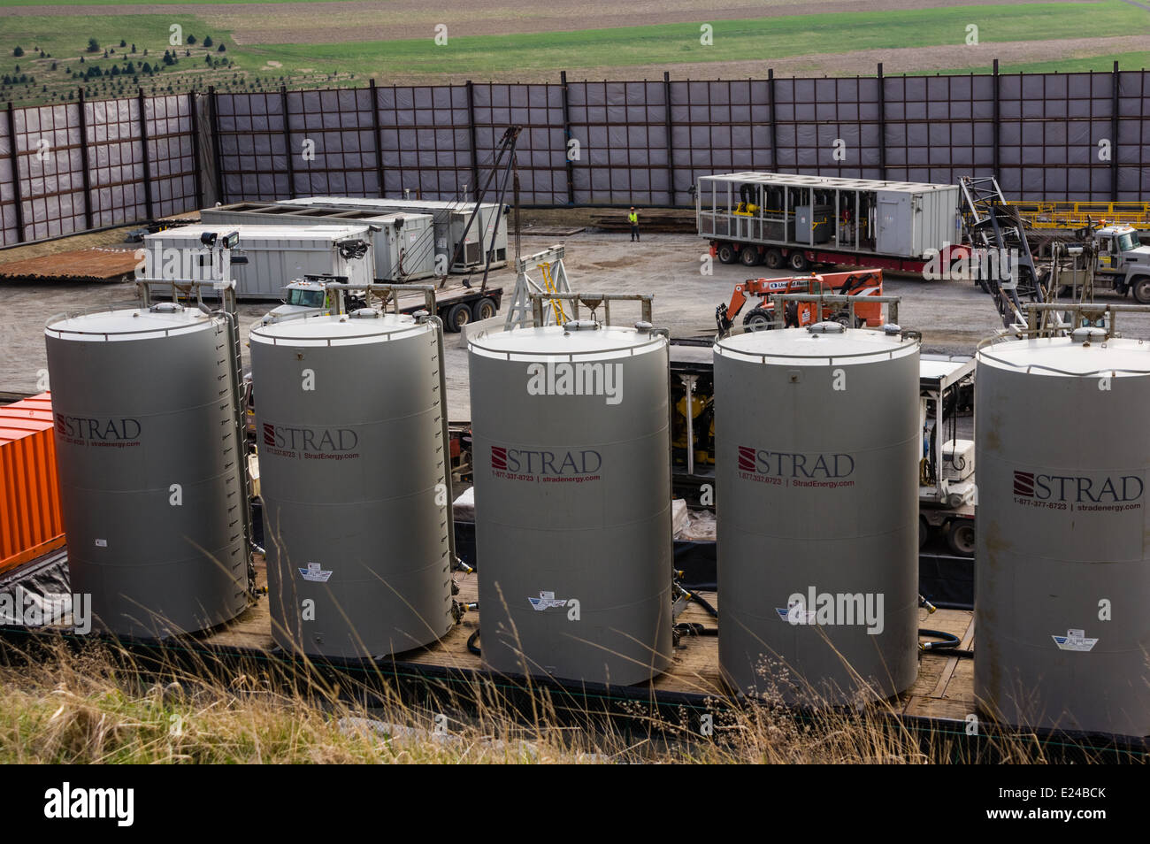 Gas well fracking site with equipment being erected.  Pittsburgh, Pennsylvania Stock Photo