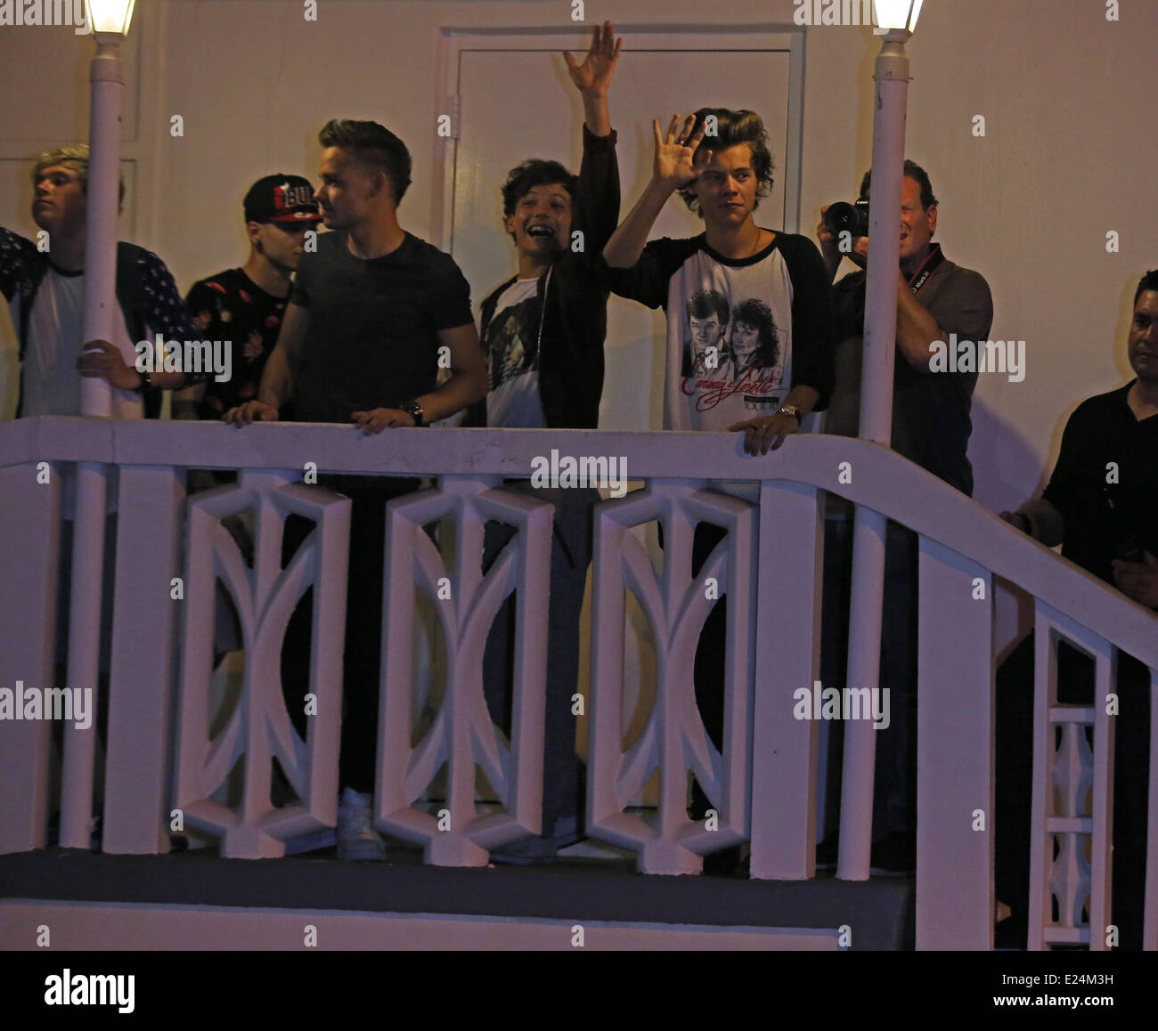 One Direction Wave To Fans On A Balcony In Miami Miami Beach