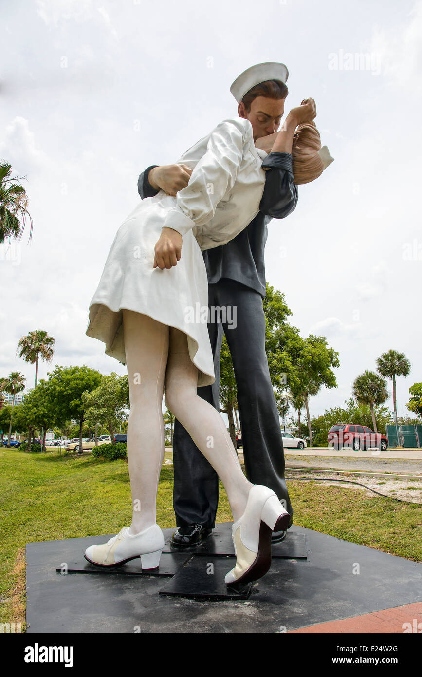 Unconditional surrender statue hires stock photography and images Alamy