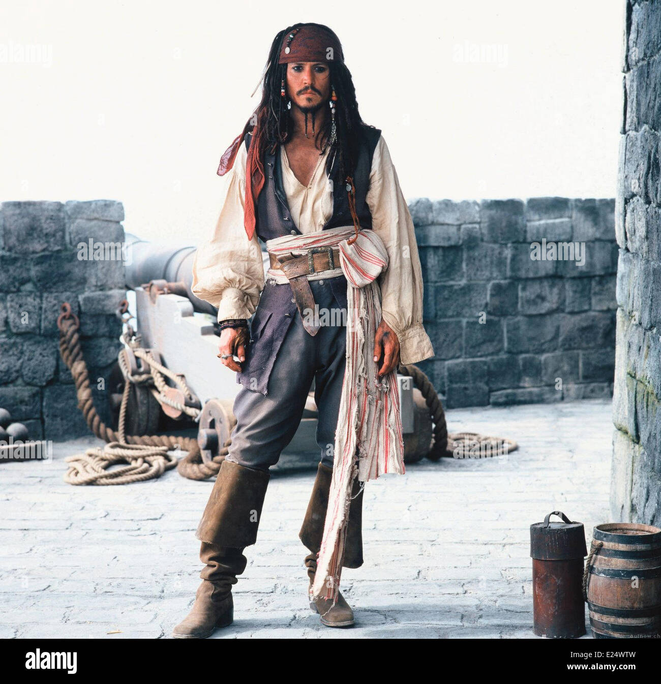 Johnny Depp as Captain Jack Sparrow in ''Pirates Of The Caribbean: Curse Of The Black Pearl'' (2003). Directed by Gore Verbinski.  Featuring: Johnny Depp Where: Etats-Unis When: 30 Jan 2013 Stock Photo