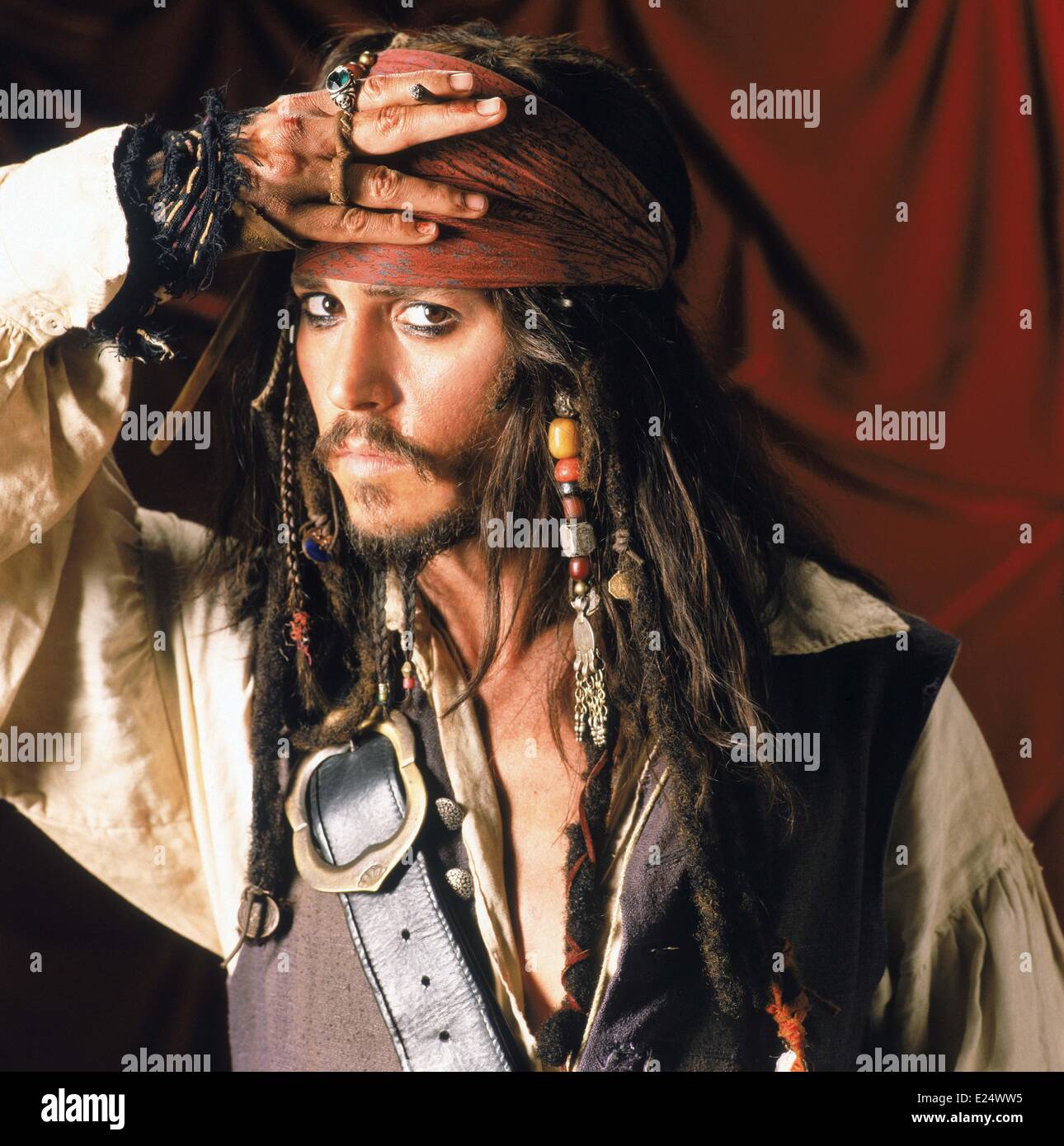 Johnny Depp as Captain Jack Sparrow in ''Pirates Of The Caribbean: Curse Of The Black Pearl'' (2003). Directed by Gore Verbinski.  Featuring: Johnny Depp Where: Etats-Unis When: 30 Jan 2013 Stock Photo