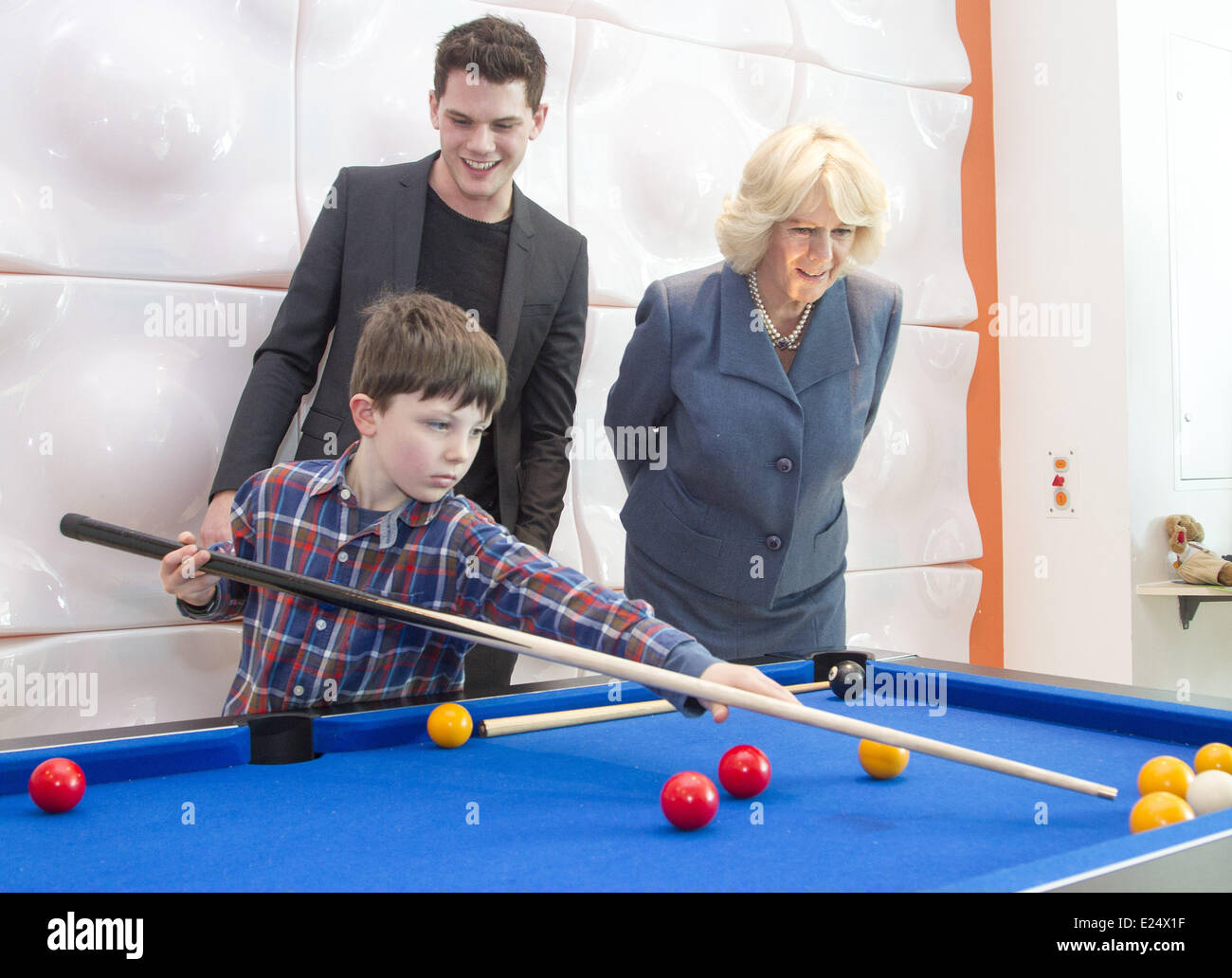 Camilla, Duchess of Cornwall, meets diabetes patients and their families in the University College Hospital Inpatient Adolescent Ward and tours the ward's school room and games room before attending a reception with staff and JDRF supporters at The University College Hospital. Camilla, who is President of the JDRF type 1 diabetes charity, plays pool with a young patient at the unit and War Horse actor Jeremy Irvine, who suffers from the condition  Featuring: Camilla,Duchess of Cornwall,Jeremy Irvine Where: London, Royaume Uni When: 31 Jan 2013 Stock Photo