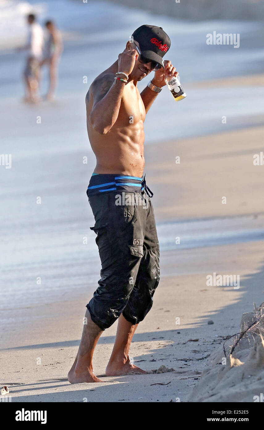 Criminal Minds Star Shemar Moore Enjoys A Corona And Kisses Female Criminal Minds Star Shemar Moore Enjoys A Corona And Kisses Female