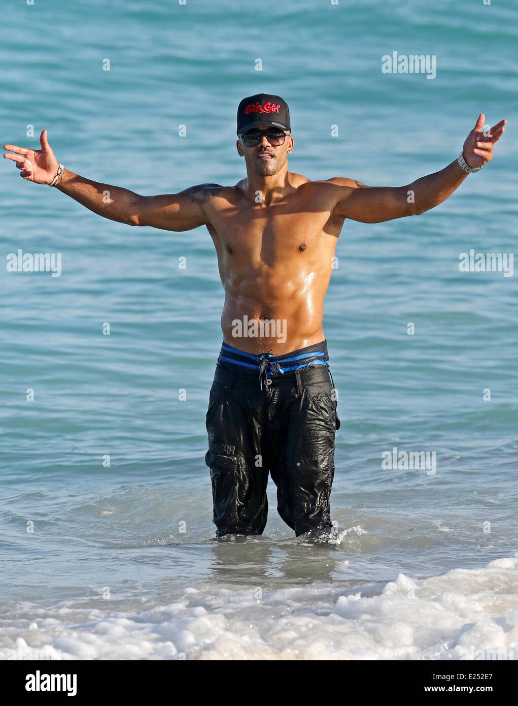 Criminal Minds Star Shemar Moore Enjoys A Corona And Kisses Female criminal-minds-star-shemar-moore-enjoys-a-corona-and-kisses-female
