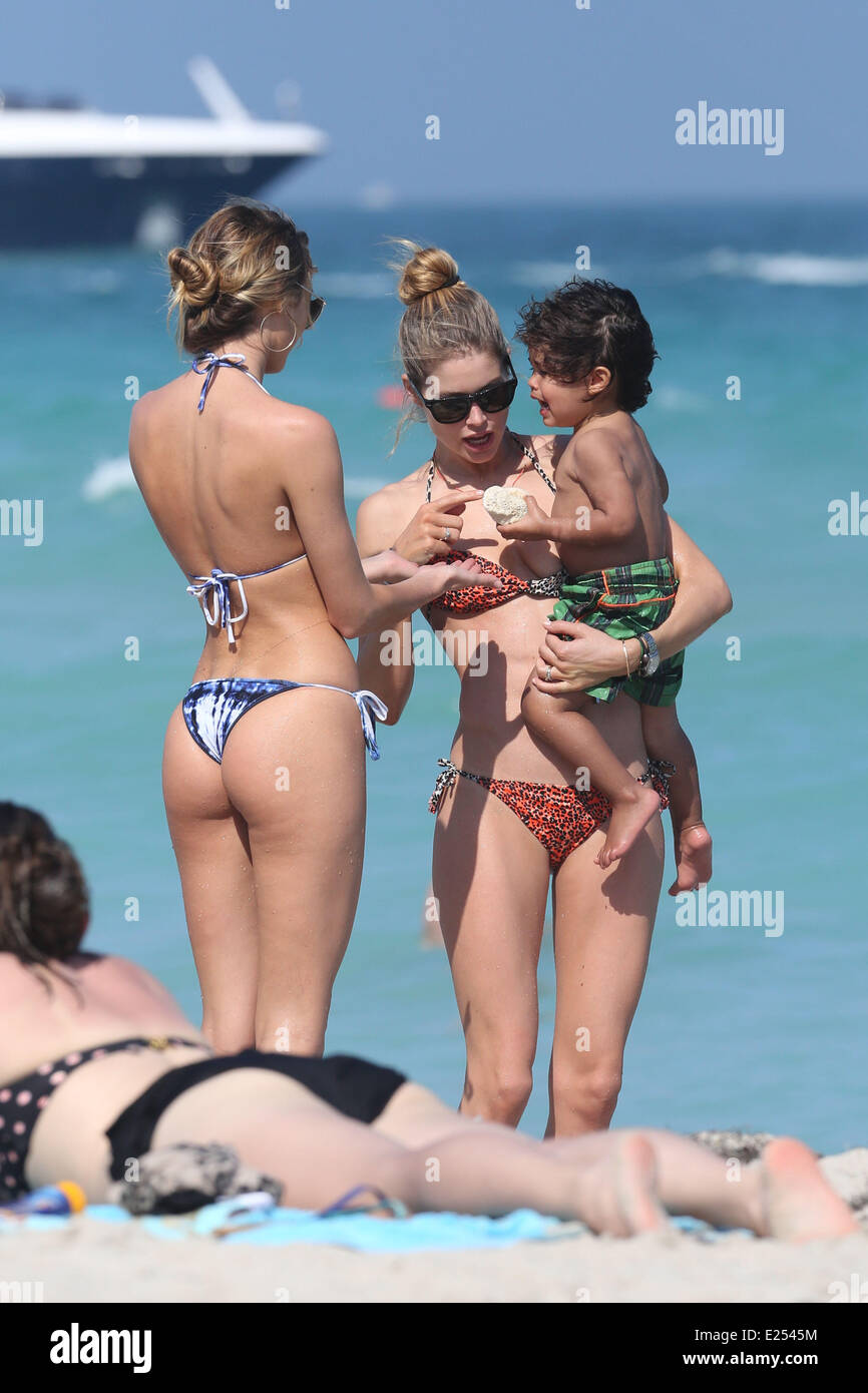 Candice Swanepoel And Doutzen Kroes High Resolution Stock Photography And Images Alamy