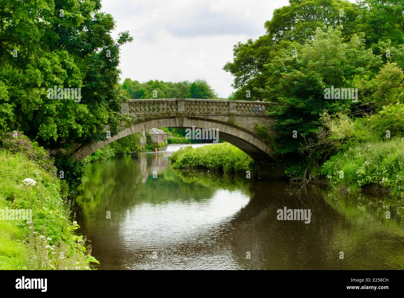 Stone bridge over the White Cart Water in Pollok Country Park in Glasgow, Scotland, UK Stock Photo