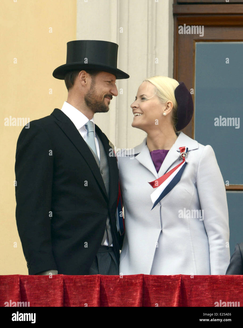 Crown Prince Haakon, Crown Princess Mette-Marit, Prince Sverre Magnus, Princess Ingrid Alexandra, Queen Sonja and King Harald wave from the balcony of the Royal Palace in Oslo, Norway on May 17, 2013, the day of the Norwegian national anniversary.  Featuring: Crown Prince Haakon,Crown Princess Mette-Marit Where: Oslo, Norway When: 17 May 2013 Stock Photo