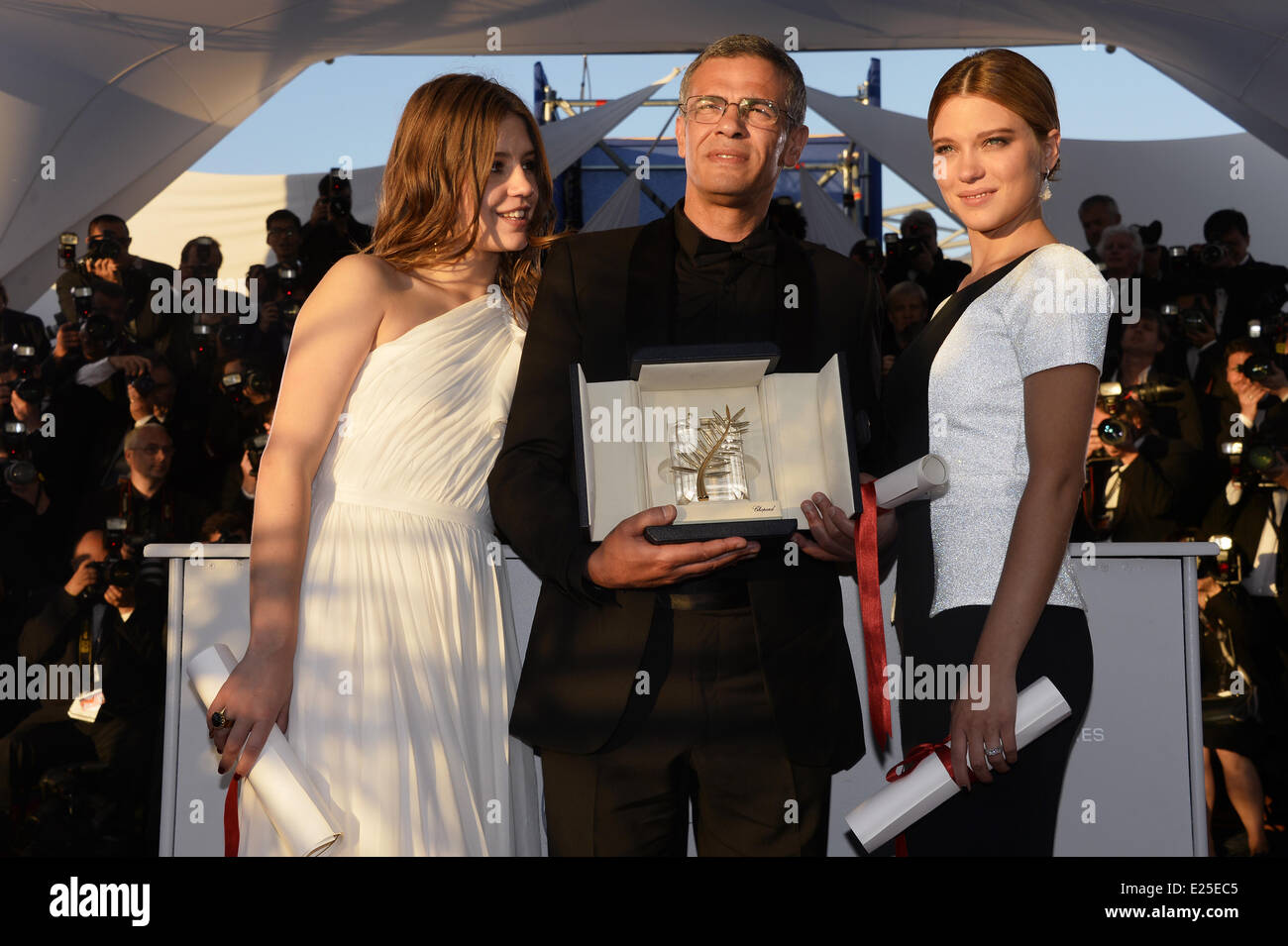Abdellatif Kechiche with his Palme d'Or award flanked by French