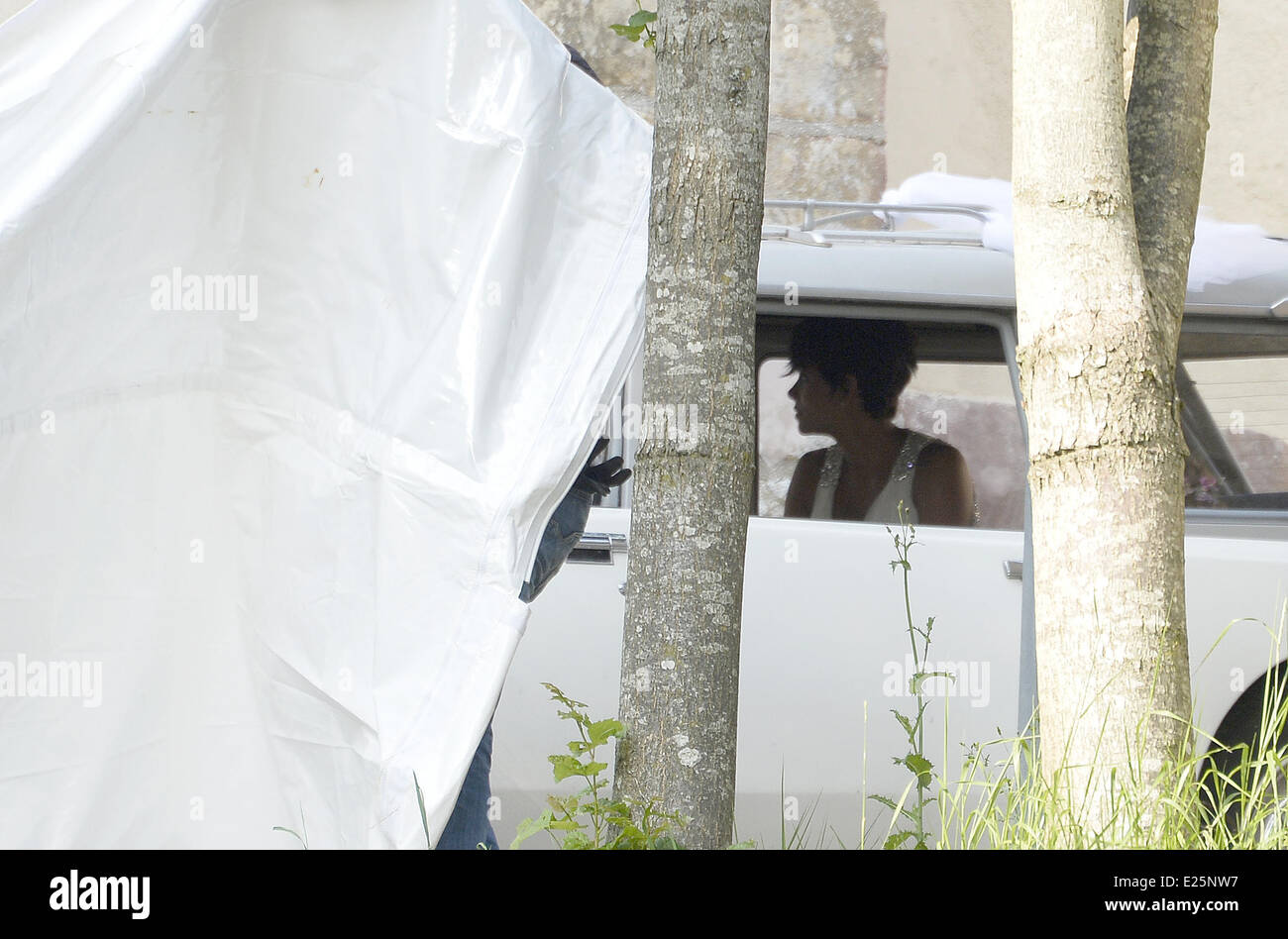 The wedding of Halle Berry and Olivier Martinez at Chateau des Conde in Vallery    HALLE BERRY AND OLIVIER MARTINEZ WED IN FRAN Stock Photo
