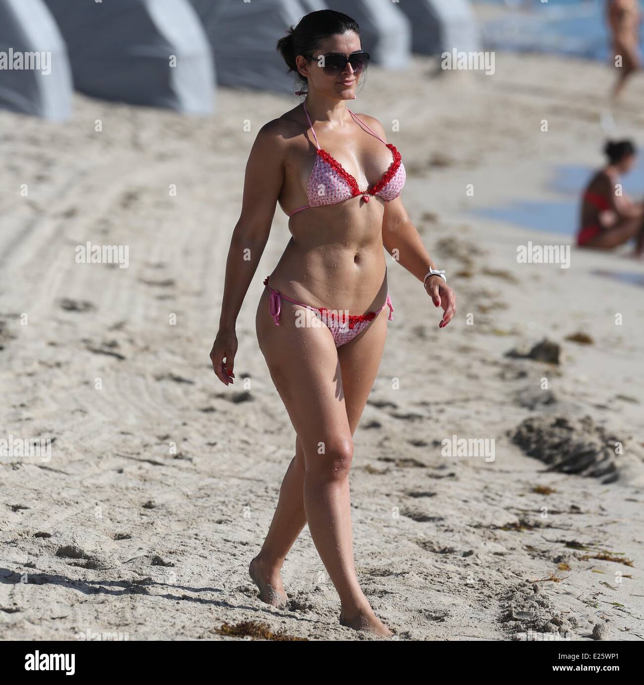 Lorenzo Lamas on holiday with his girlfriend, Shawna Craig, enjoying a  stroll on Miami Beach Featuring: Lorenzo Lamas,Shawna Craig Where: Miami  Beach, Florida, United States When: 03 Sep 2013 Stock Photo - Alamy