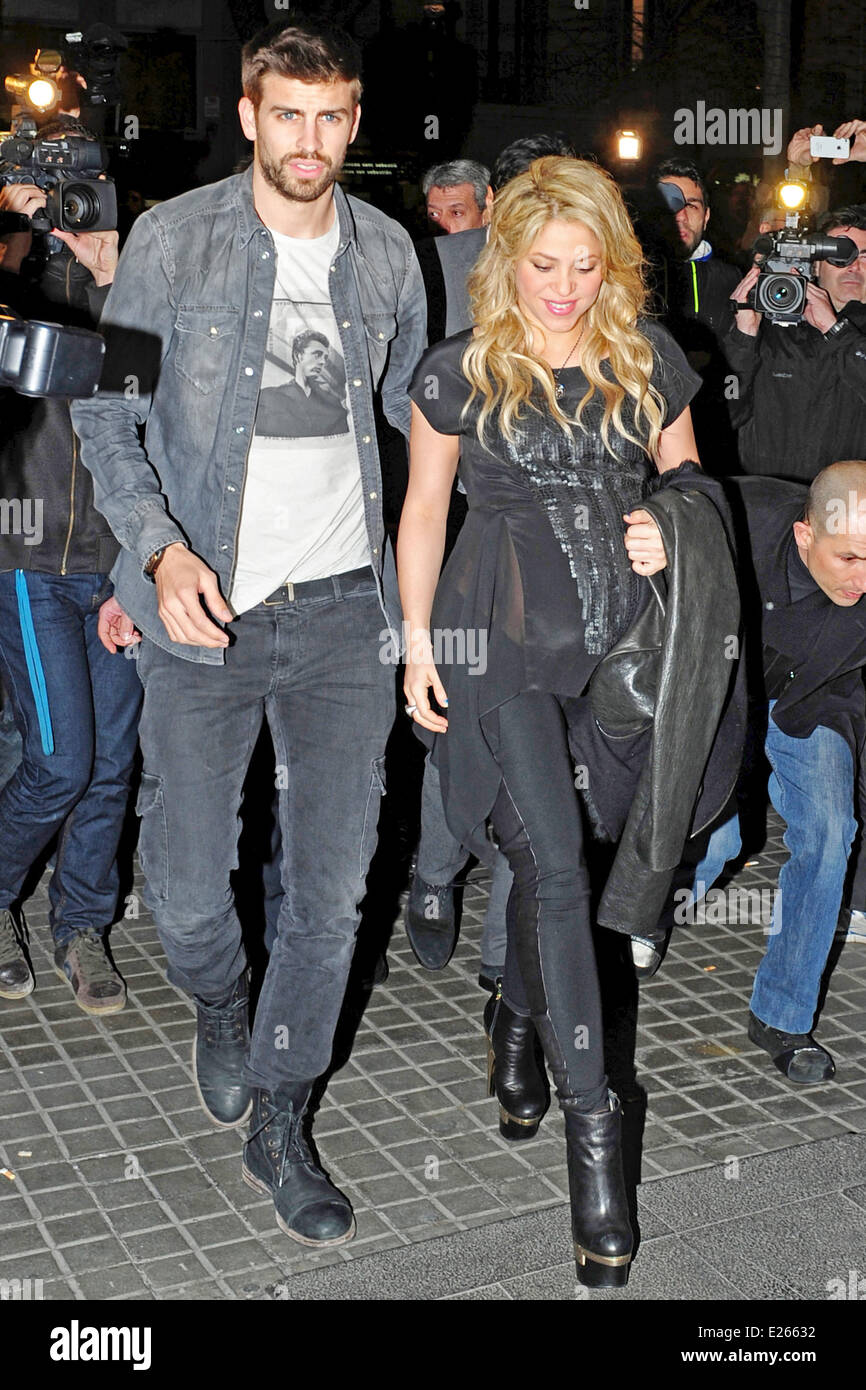A pregnant Shakira and her boyfriend Gerard Pique attend the presentation of  the book 'The Wind and Random' written by Shakira's father, William Mebarak  Featuring: Shakira,Gerard Pique Where: Barceliona, Spain When: 14, image size:866x1390
