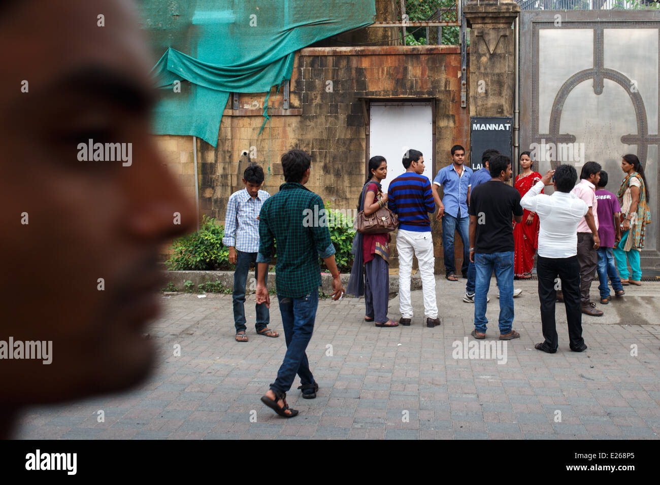 People congregating and taking pictures outside Indian Bollywood film actor Shahrukh Khan' house called Mannat in Bandra, Mumbai Stock Photo