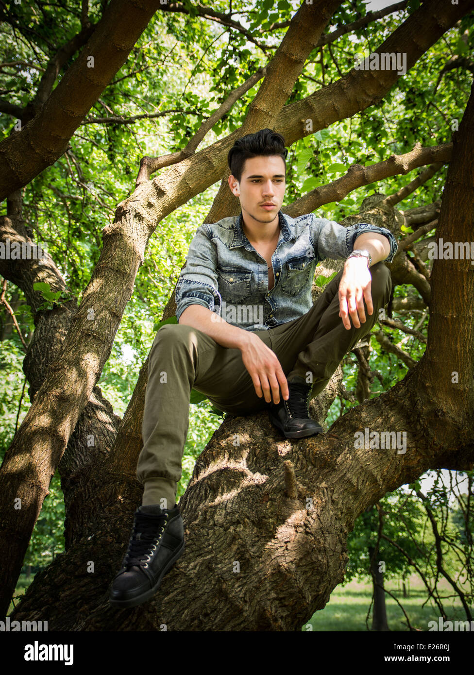 Парень выглядывает из за дерева. Look jack behind the tree. Boy behind top side. Man behind tree waiting meme. Человек прячется за деревом.