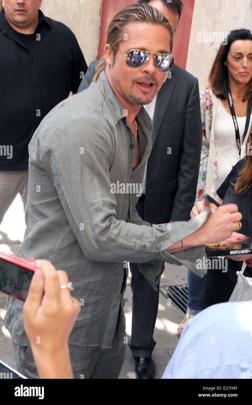 Brad Pitt out and about on the streets of Madrid wearing mirrored aviator  style sunglasses Featuring: Brad Pitt Where: Madrid, Spain When: 21 Jun  2013 Stock Photo - Alamy