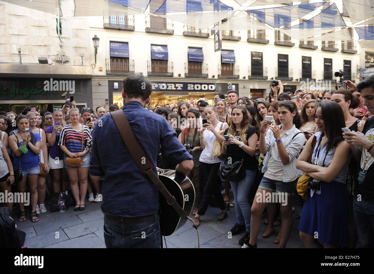 Singer And Songwriter Mike Rosenberg Aka Passenger Busking On The