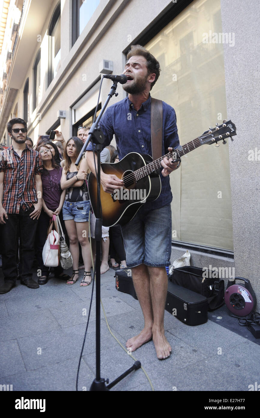 Singer and songwriter Mike Rosenberg aka Passenger busking on the streets  of Madrid Featuring: Mike Rosenberg,Passenger Where: Madrid, Spain When: 12  Jun 2013 Stock Photo - Alamy