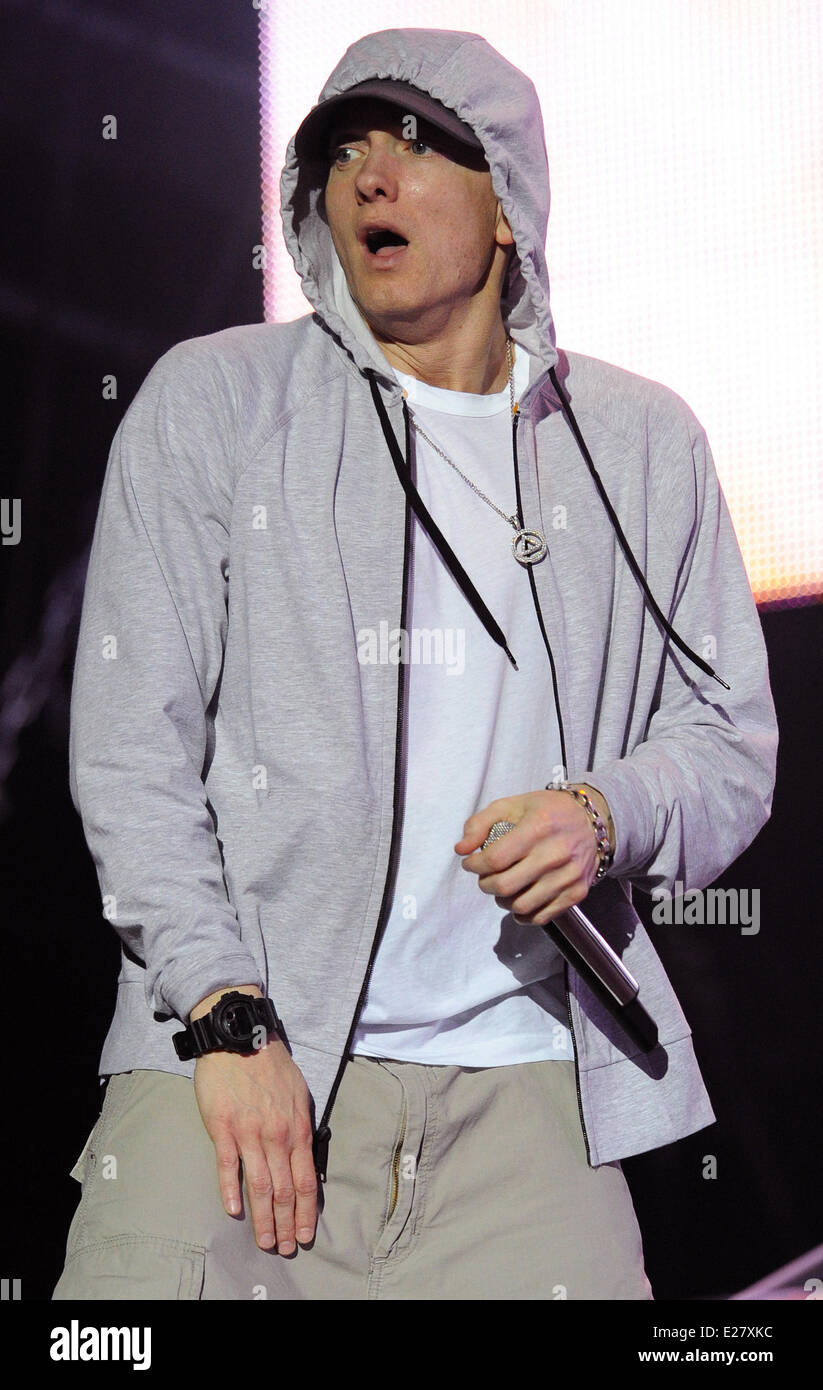 Eminem in my shoes. Eminem текст. Эминем 2012. D12 eminem. Эминем из клипа.