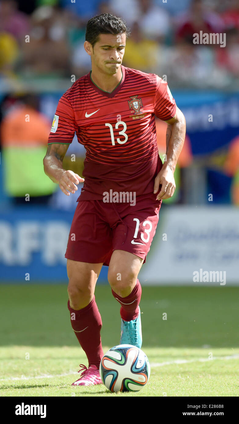 Salvador da Bahia, Brazil. 16th June, 2014. Ricardo Costa of Portugal controls the ball during the FIFA World Cup 2014 group G preliminary round match between Germany and Portugal at the Arena Fonte Nova Stadium in Salvador da Bahia, Brazil, 16 June 2014. Credit:  dpa picture alliance/Alamy Live News Stock Photo