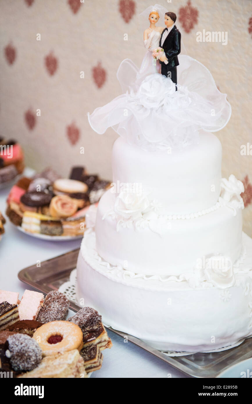 bride and groom figures on a wedding cake Stock Photo - Alamy