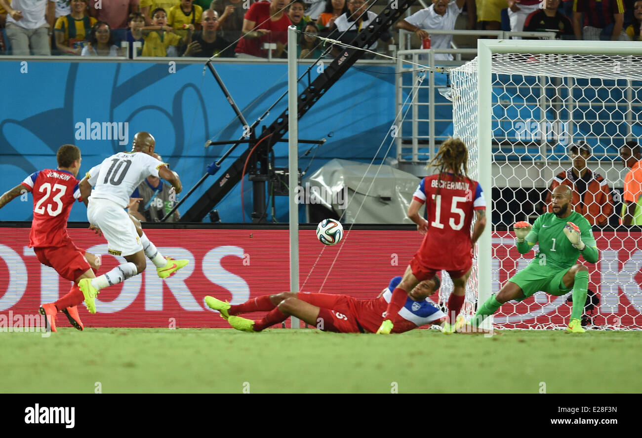 Natal, Brazil. 16th June, 2014. Andre Ayew (2-L) of Ghana scores 1-1 goal against goalkeeper Tim Howard (R) of USA during the FIFA World Cup 2014 group G preliminary round match between Ghana and the USA at the Estadio Arena das Dunas Stadium in Natal, Brazil, 16 June 2014. Credit:  dpa picture alliance/Alamy Live News Stock Photo