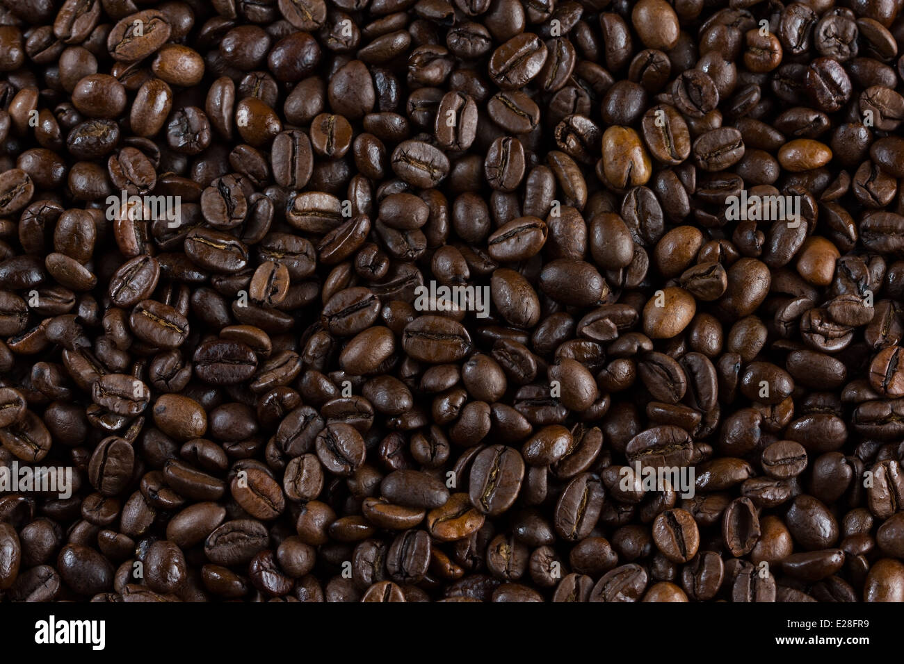 Roasted coffee beans background Stock Photo - Alamy