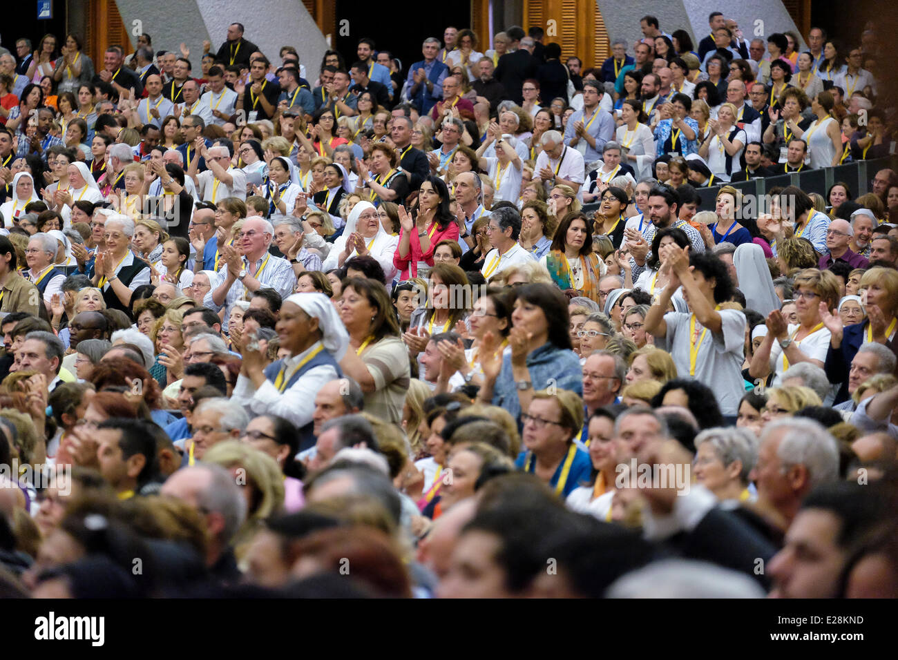 Standing ovation hires stock photography and images Alamy