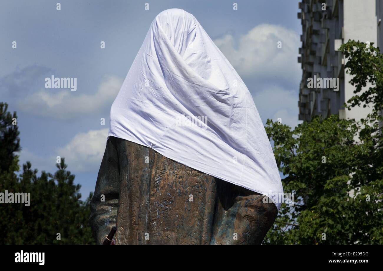 Schwerin, Germany. 17th June, 2014. The partially covered Lenin memorial is pictured during an action by former East German regime critic, Bauersfeld, in Schwerin, Germany, 17 June 2014. The action is meant to commemorate the workers' uprising on 17 June 1953 and the victims of the communist dictatorship in East Germany. 66 year old Bauersfeld is demanding that the bronze statue be taken down in the Grosser Dreesch neighborhood. Photo: JENS BUETTNER/dpa/Alamy Live News Stock Photo